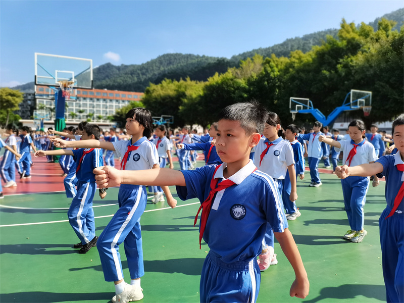 队形队列展风采 飒爽英姿恰少年 ——小学部举行队列\广播操比赛