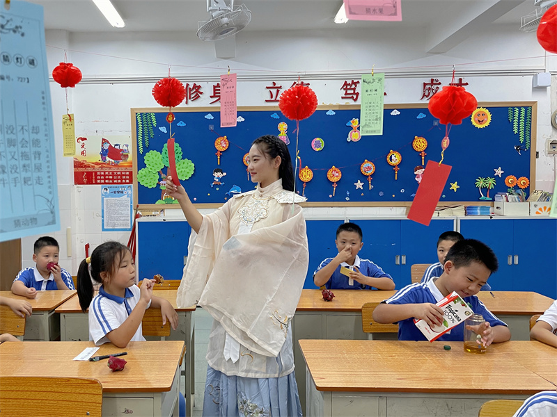 中秋诗会聚东英，明月当空诗韵浓      ——小学部举行“中秋诗会”