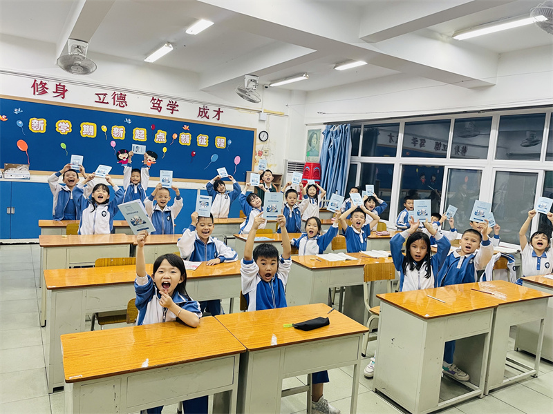 讲文明 树新风 知荣辱 我先行 ——小学部开展《深圳市文明手册》学习活动