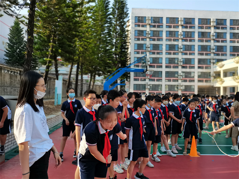 阳光体育 其乐融融 ——小学部开展“共进师生情”阳光体育活动