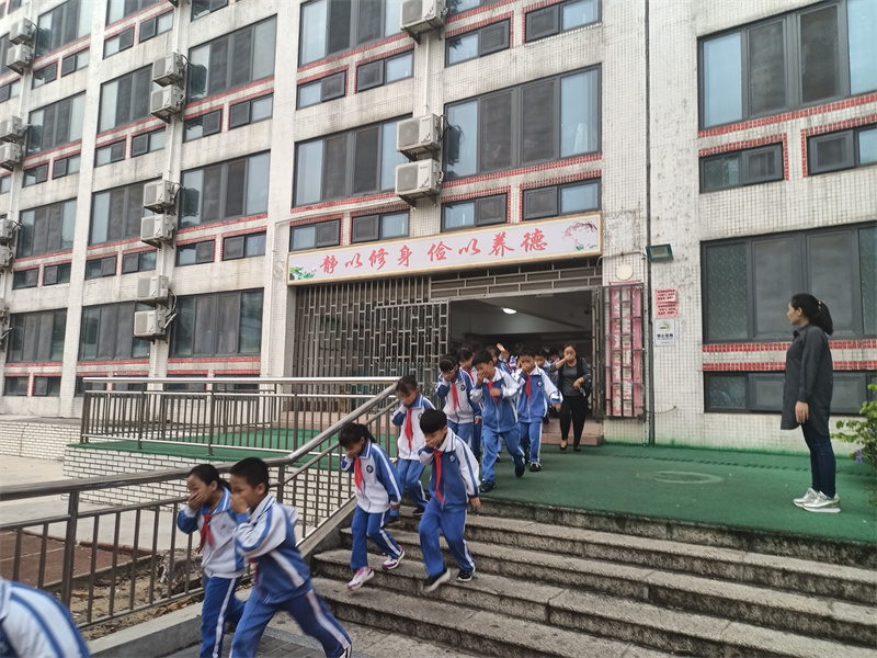 消防演练鸣警钟 安全防线不放松 ——小学部开展消防安全演练活动